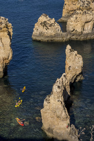 Portugal, Algarve, Lagos, randonnée en kayak au pied des falaises escarpées de la Ponta da Piedade