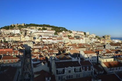 Portugal, Lisbonne, vue sur la ville depuis le elevador (ascenseur) de Santa Justa et le Castelo Sao Jorge (château Saint Georges) sur la colline de l'Alfama, la rua Santa Justa au premier plan