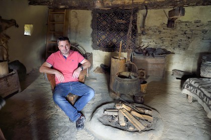 Géorgie, Kakheti, region de Touchétie, Omalo, la forteresse de Keselo à Zemo (haut) Omalo a servi de refuge aux habitants en temps de guerre, David Idoïdzé à l'intérieur de la tour fortifiée médiévale familiale