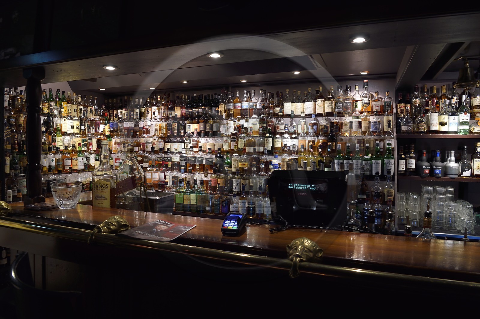 Norvège, Svalbard, Spitzberg, Longyearbyen, le bar à whisky Karlsberger possède plus de 800 bouteilles
