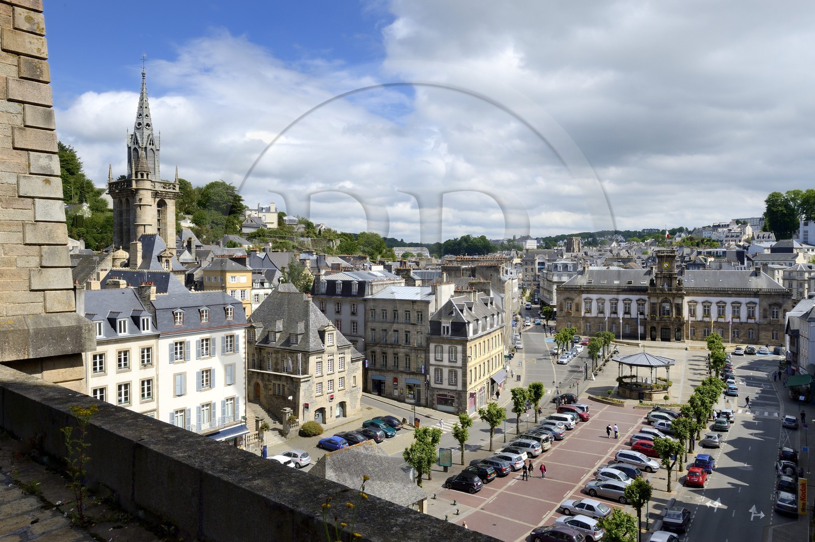 France, Finistère (29), Morlaix, place des Otages et l'église Saint-Melaine depuis le viaduc
