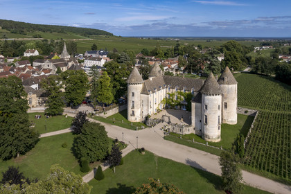France, Côte-d'Or (21), les climats de Bourgogne classés Patrimoine Mondial de l'UNESCO, Côte de Beaune, Savigny-les-Beaune, le chateau avec les musées et collections avions de chasse, voitures de course Abarth, motos, tracteurs enjambeurs, maquettes, camions de pompiers (vue aérienne)