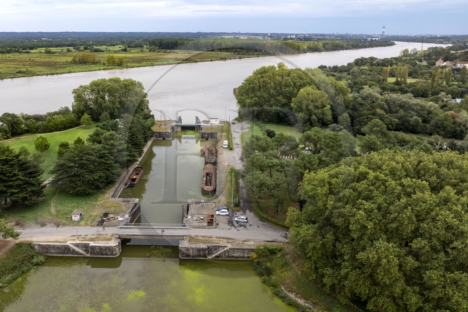 France, Loire-Atlantique (44), écluse du canal de la Martinière donnant sur la Loire (vue aérienne)