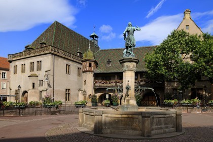 France, Haut-Rhin (68), Colmar, la place de l'Ancienne Douane, la Fontaine Schwendi oeuvre de Bartholdi devant l'Ancienne Douane (Koifhus)