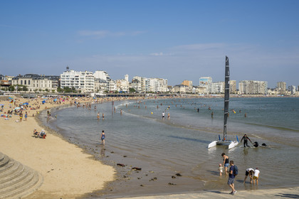 France, Vendée (85), Les-Sables-d'Olonne, la Grande Plage et les immeubles du front de mer