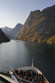 Norvège, Nordland, Iles Lofoten, l'Hurtigruten (l'express côtier) progressant dans le très etroit fjord Trollfjord en bordure du Raftsundet