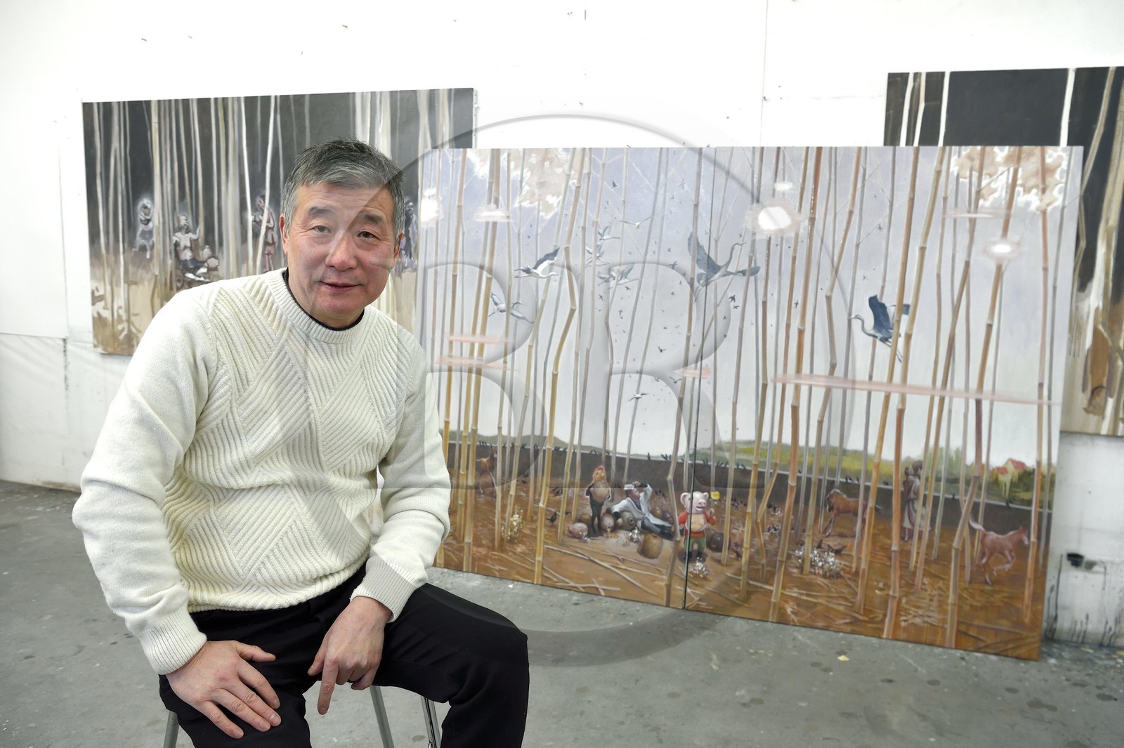 France, l'artiste peintre Xiao Fan Ru dans son atelier des Lilas près de Paris