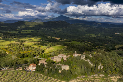 France, Vaucluse (84), Dentelles de Montmirail, le village de Suzette entouré par le vignoble et le Mont Ventoux en arrière plan (vue aérienne)