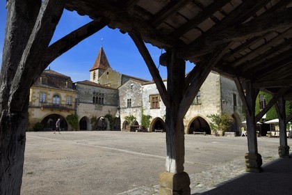 France, Dordogne (24), Périgord Pourpre, Monpazier, labellisé Les Plus Beaux Villages de France, la halle sur la place des Cornières au coeur du village