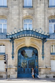 France, Meurthe et Moselle (54), Nancy, immeuble Art Nouveau de la chambre de commerce et d'industrie (CCI) par les architectes Louis Marchal et Émile Toussaint, la marquise et la porte d'entrée principale réalisés par Louis Majorelle