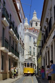 Portugal, Lisbonne, quartier de l'Alfama, tramway (electricos) le long de la Rua das Escolas Gerais avec la tour de l'église de Sao Vicente de Fora