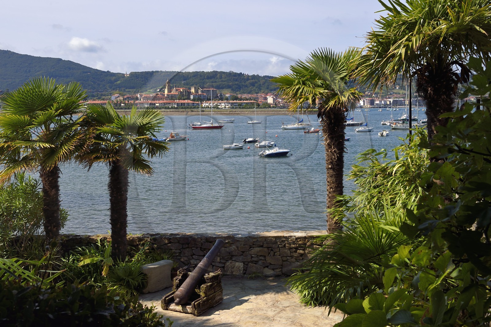 France, Pyrénées-Atlantiques (64), la côte du Pays-Basque, la baie d'Hendaye dans l'embouchure de la Bidassoa, le jardin de la maison mauresque au premier plan et le village de Hondarribia (Fontarrabie) en arrière plan