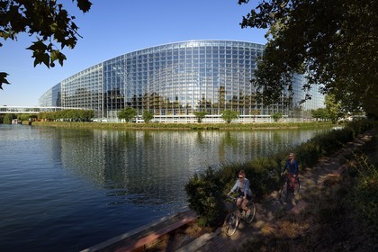 France, Bas-Rhin (67), Strasbourg, quartier européen, le Parlement européen en bordure de la rivière l'Ill et du canal de la Marne au Rhin