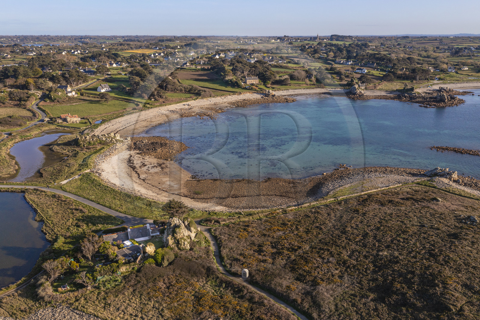 France, Côtes-d'Armor (22), Côte d'Ajoncs, Plougrescant, Anse de Pors Scaff, la plage du site du gouffre de Plougrescant sur le chemin de Grande Randonnée GR 34 (vue aérienne)