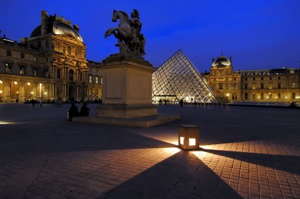 France, Paris (75), le musée et la pyramide du Louvre de l'architecte Ieoh Ming Pei