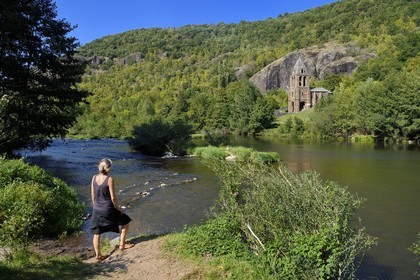 France, Haute-Loire (43), vallée de l'Allier, Saint-Julien-des-Chazes, chapelle Sainte-Marie-des-Chazes en bordure de l'Allier
