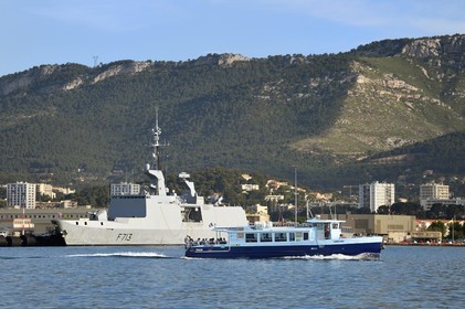 France, Var (83), Toulon, bateau-bus passant devant la base navale (Arsenal), le mont Faron en arrière-plan