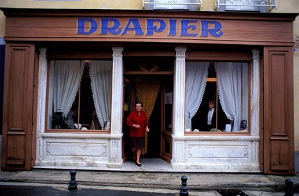 France, Vaucluse (84), Pernes-les-Fontaines, le musée du costume Comtadin (ancien magasin drapier)