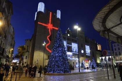 France, Aude (11), Narbonne, cathédrale Saint-Just-et-Saint-Pasteur avec les décorations de Noël