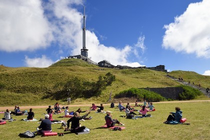 France, Puy-de-Dôme (63), Parc Naturel Régional des Volcans d'Auvergne, Chaine des Puys classée Patrimoine Mondial de l’UNESCO, le Puy de Dôme, cours de yoga au sommet du plus haut volcan de la Chaîne des puys