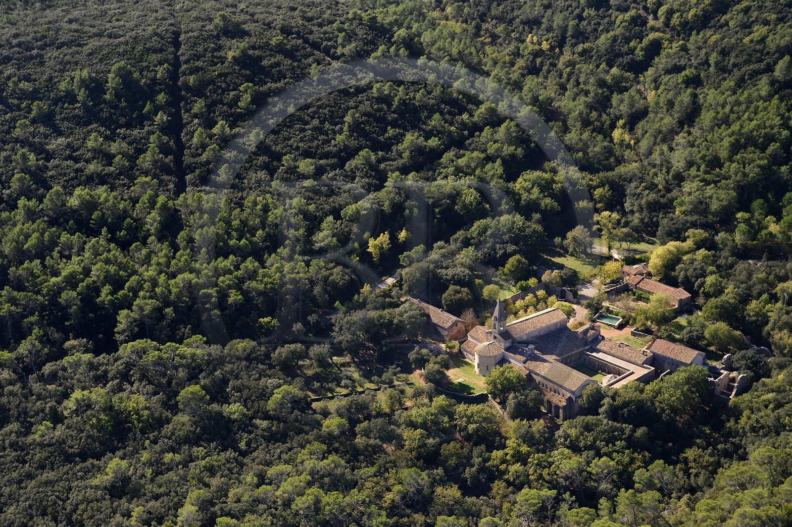 France, Var (83), Abbaye cistercienne du Thoronet (vue aérienne)