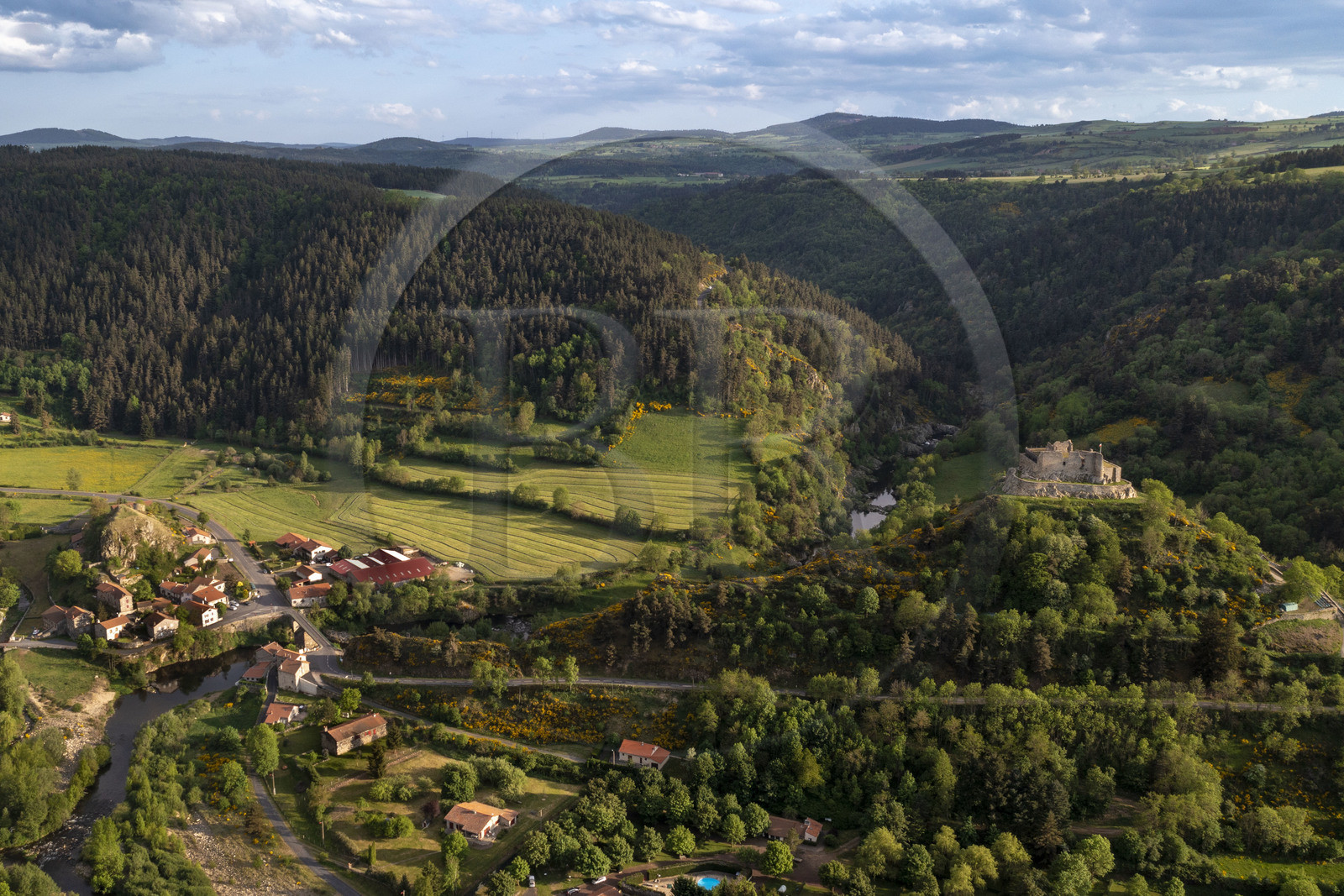 France, Haute-Loire (43), Goudet, le chateau de Beaufort construit vers 1200 domine la vallée de la Loire et le village, randonnée avec un âne sur le chemin de Stevenson (GR 70) (vue aérienne)