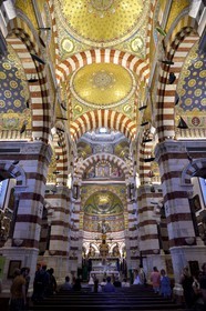 France, Bouches-du-Rhône (13), Marseille, basilique Notre-Dame de la Garde, l’église supérieure éclairée par des baies est richement décorée de marbres polychromes et de mosaïques