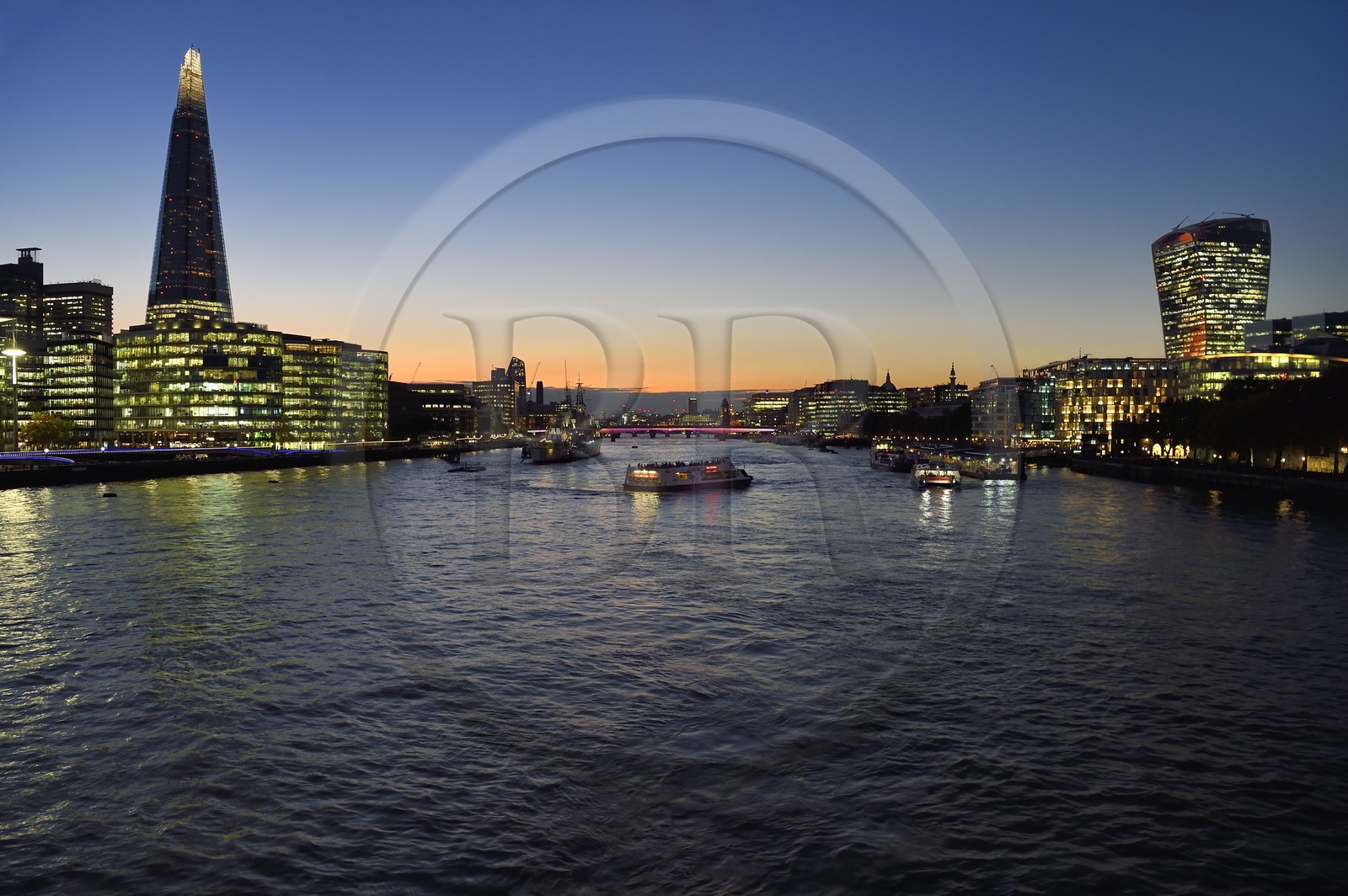 Royaume-Uni, Londres, les gratte-ciel de la City avec la tour 20 Fenchurch Street surnommée le Talkie-Walkie conçu par l'architecte Rafael Vinoly à droite, le pont de London Bridge sur la Tamise et The Shard de l'architecte Renzo Piano à gauche
