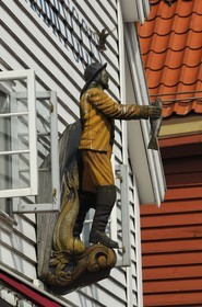 Norvège, Hordaland, Bergen, statue de pêcheur sur la facade d'une maison en bois