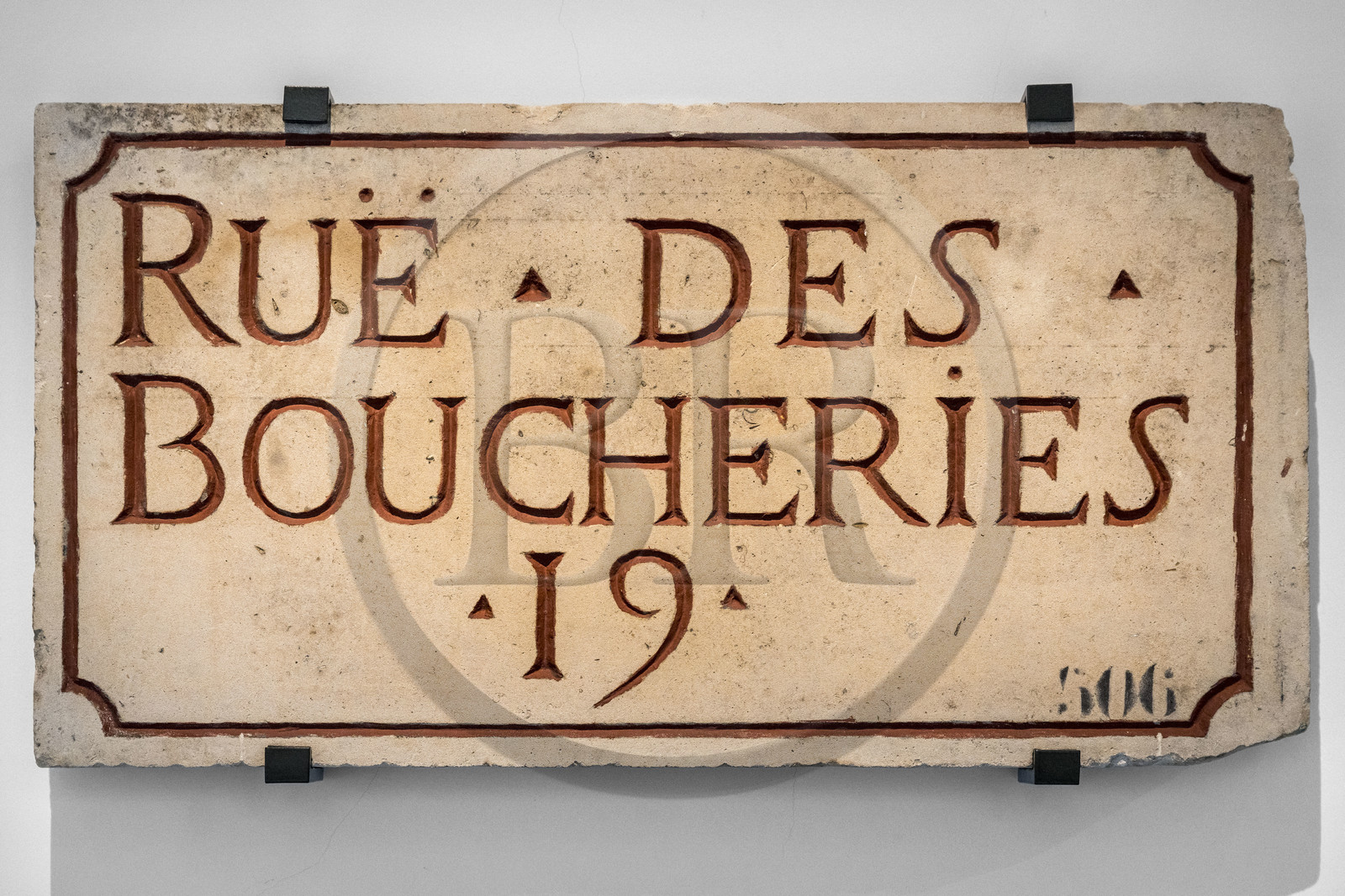France, Paris (75), quartier du Marais, Musée Carnavalet, salle des enseignes de Paris, plaque de rue rue des Boucheries, pierre de liais gravée (XVIIIe siècle)