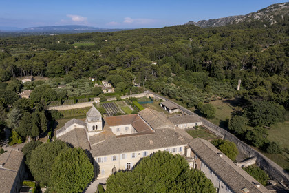 France, Bouches-du-Rhône (13), Parc Naturel Régional des Alpilles, Saint-Rémy-de-Provence, monastère Saint-Paul-de-Mausole, où Van Gogh fût interné en 1889-1890 (vue aérienne)