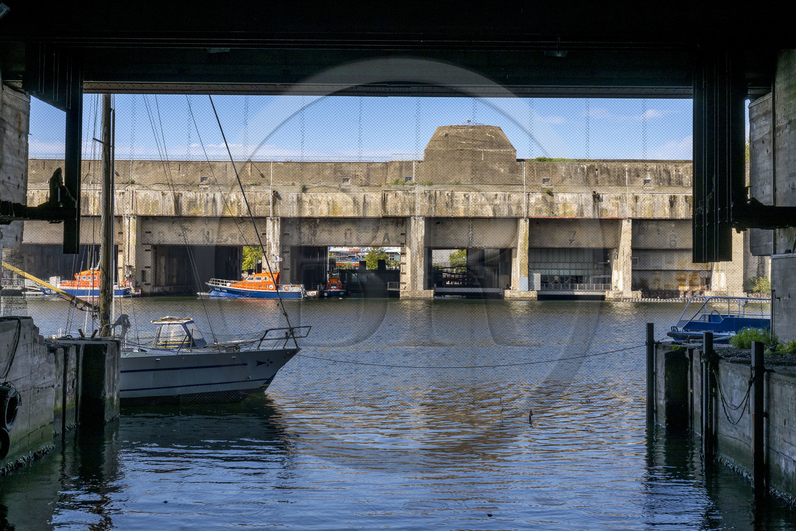 France, Loire-Atlantique (44), Saint-Nazaire, les anciennes bases sous-marines allemandes construites lors de la dernière guerre mondiale bordent le bassin à flot du port de Saint-Nazaire, dans le bunker qui abrite le sous-marin Espadon