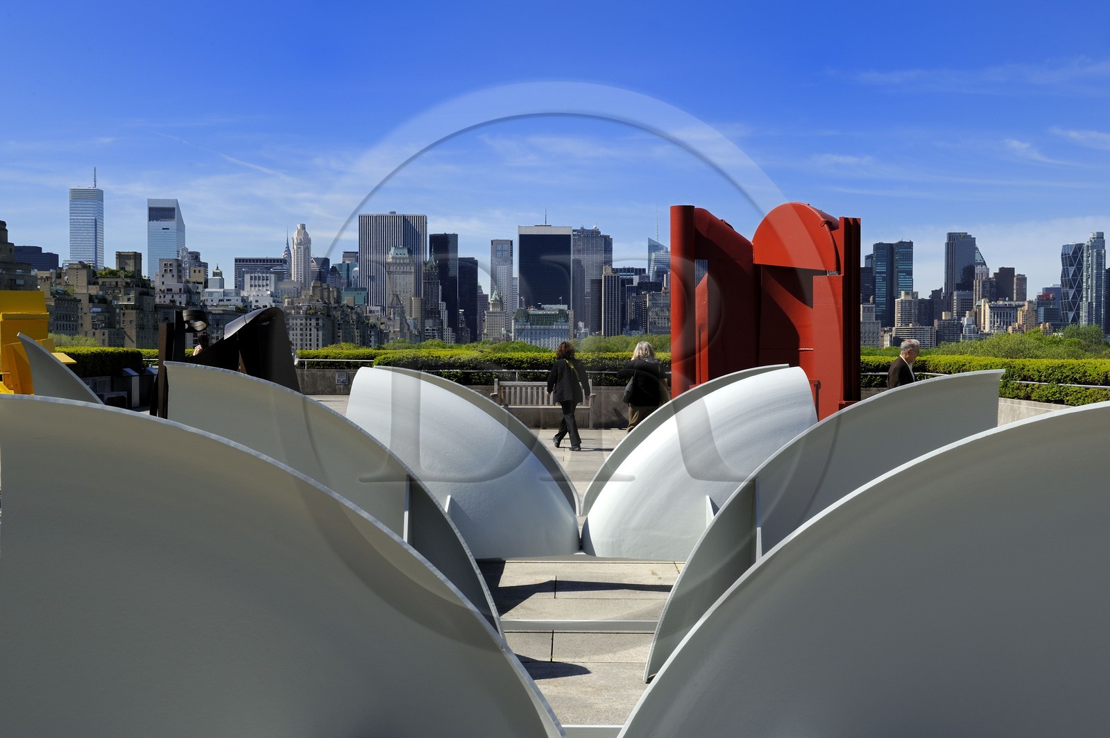 Etats-Unis, New York, Manhattan, East Side, les immeubles de Midtown et Central Park vus depuis la terrasse du Metropolitan Museum of art (MET), Anthony Caro sur la terrasse