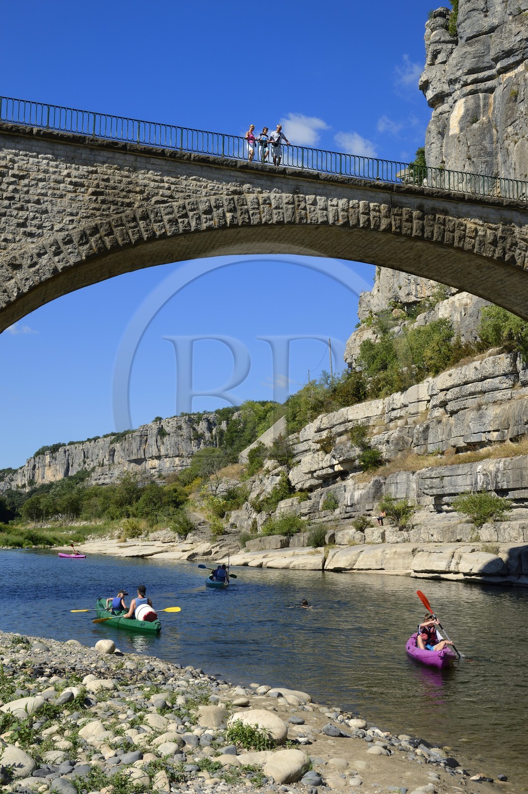 France, Ardèche (07), Balazuc, labellisé Les Plus Beaux Villages de France, kayaks descendant la rivière Ardèche