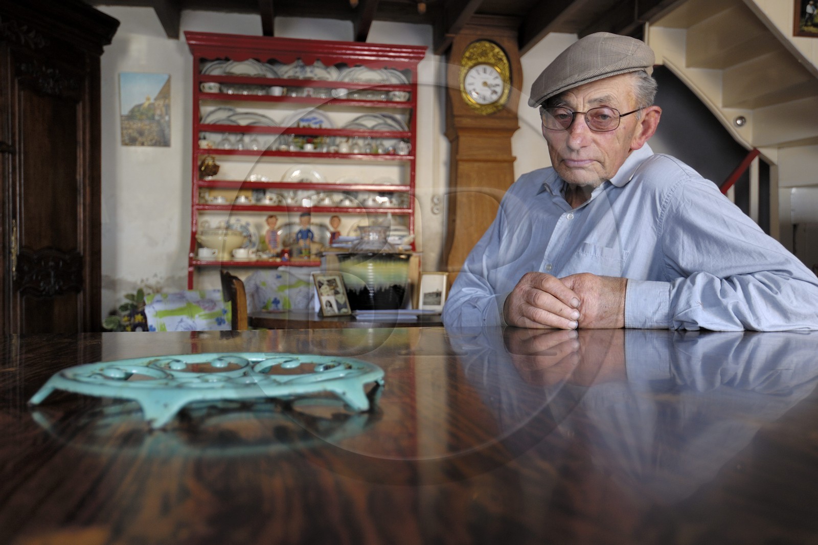 France, Manche (50), Cap de la Hague, Auderville, le paysan Paul Bedel chez lui