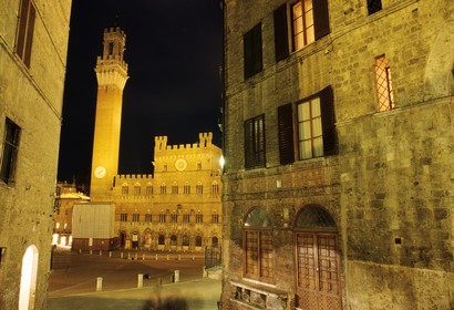 Italie, Toscane, Sienne, la tour de Mangia et le Palazzo Pubblico sur la Piazza del Campo