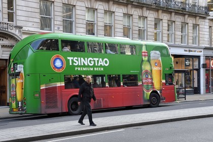 Royaume-Uni, Londres, Piccadilly, bus à impériale portant une publicité pour la bière Tsingtao