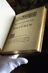 France, Aisne (02), Château-Thierry, Musée Jean de La Fontaine - Ville de Chateau-Thierry, première édition du livre des Fables de La Fontaine dédiées au Dauphin, Edition Claude Barbin et Denys Thierry, 1668, in-4, illustrées par François Chauveau