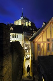 France, Manche (50), Mont-Saint-Michel, classé Patrimoine Mondial de l'UNESCO, escalier donnant sur la Grande Rue depuis les remparts et l'abbaye