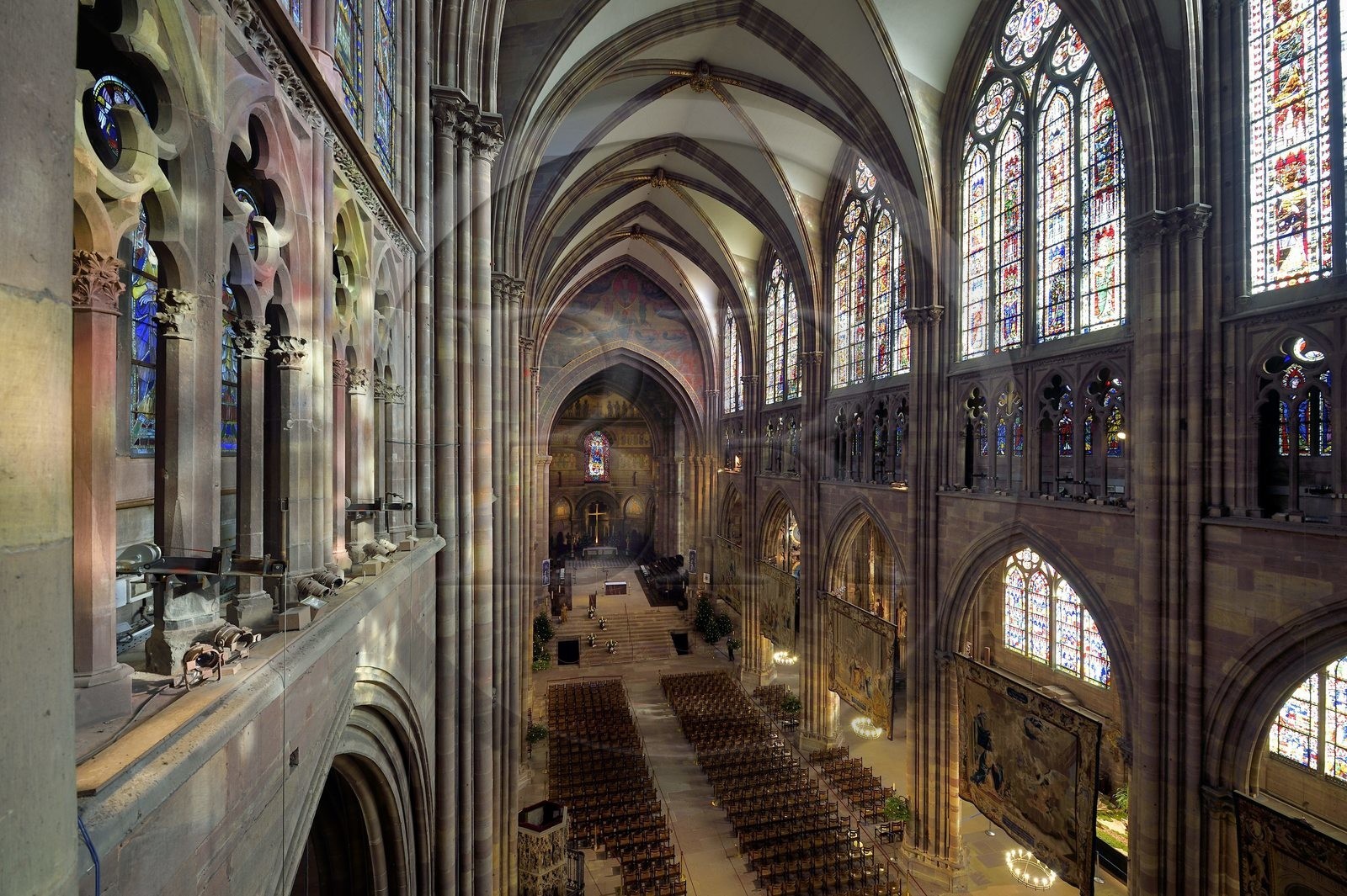 France, Bas-Rhin (67), Strasbourg, vieille ville classée au Patrimoine Mondial de l'UNESCO, la cathédrale Notre-Dame, le triforium et les Scènes de la vie de la Vierge réalisées à la demande de Richelieu sont une série de quatorze tapisseries suspendues dans la nef durant la période de l'Avent