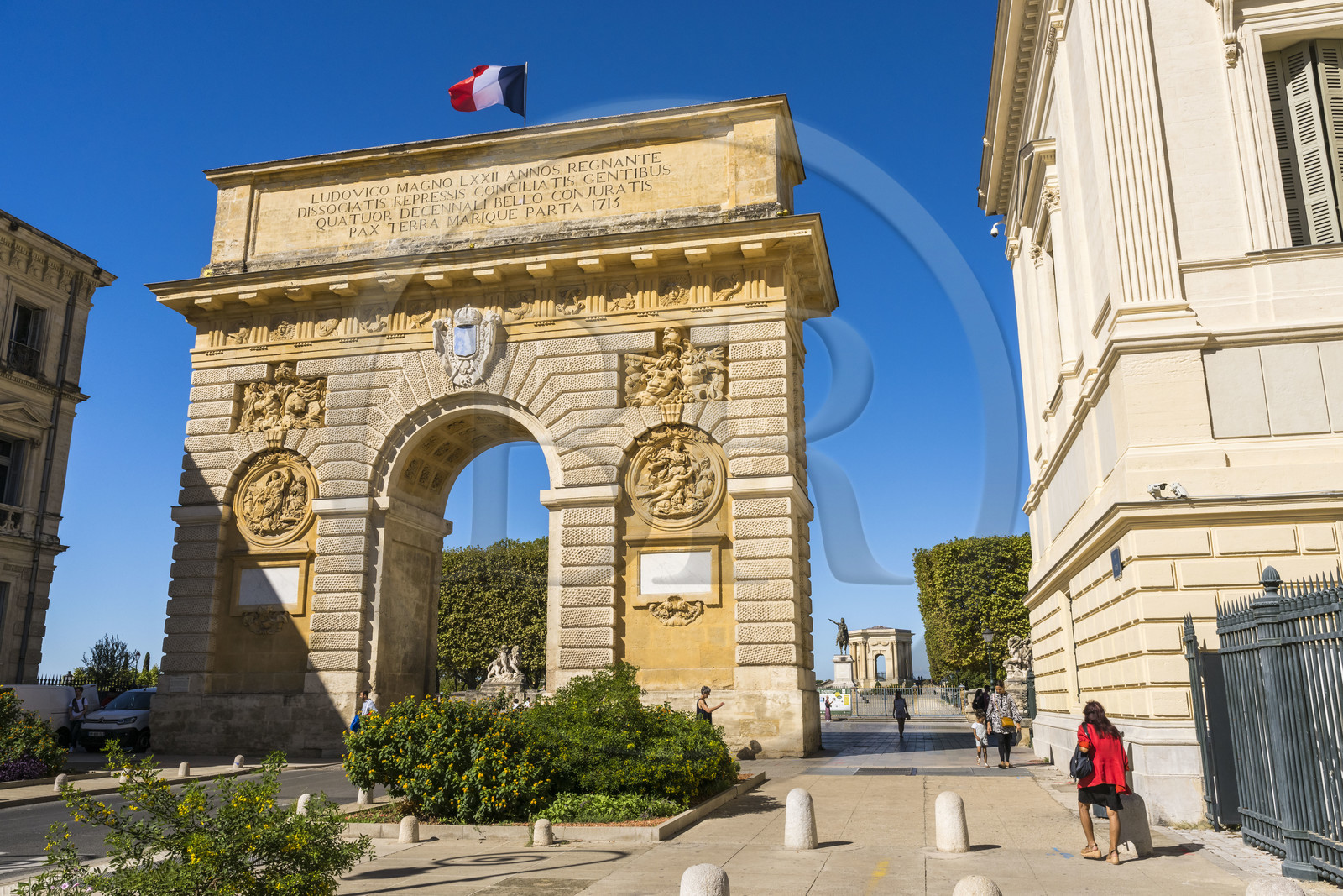France, Hérault (34), Montpellier, centre historique appelé l’Ecusson, l'Arc de Triomphe (XVIIème siecle) dans la rue Foch, la statue équestre de Louis XIV et le chateau d'eau de la promenade du Peyrou en arrière plan