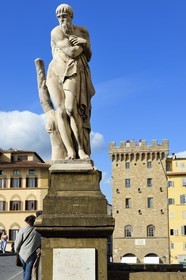 Italie, Toscane, Florence, centre historique classé Patrimoine Mondial de l'UNESCO, Ponte Santa Trinita, pont de la Sainte-Trinité sur l'Arno