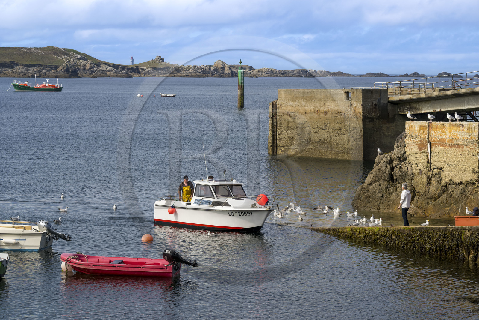 France, Finistère (29), Mer d'Iroise, Ile d'Ouessant, le port de Lampaul dans la baie de Lampaul,  la presqu'ile de Feunteun Velen en arrière plan