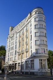 France, Allier (03), Vichy, l’ancien Hotel des Célestins devenu Lycée des Célestins, en forme de paquebot et de style Art Déco