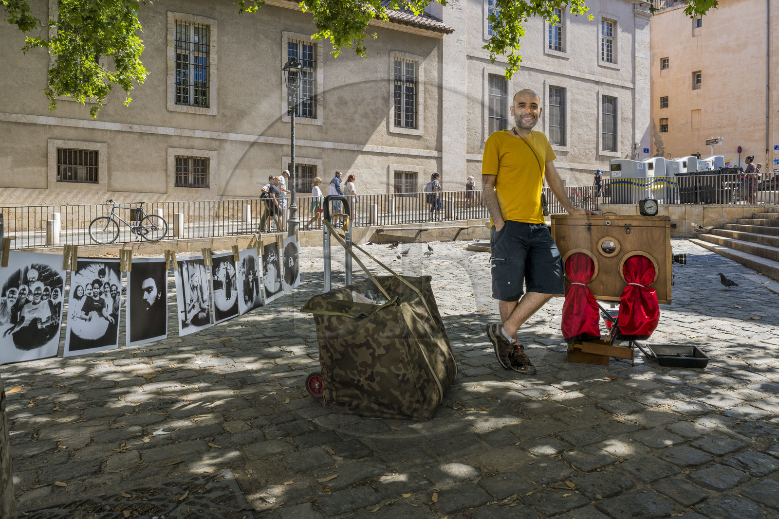 France, Bouches-du-Rhône (13), Marseille, quartier du Panier, place de la Charité, l'artiste d'origine iranienne Abtin Sarabi dans son activité de photographe portraitiste traditionnel de rue