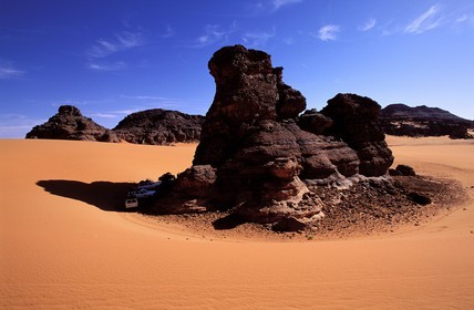 Libye, région du désert, Le Fezzan (Sahara), pause à l'ombre d'un rocher dans le Tadrart-Akakus