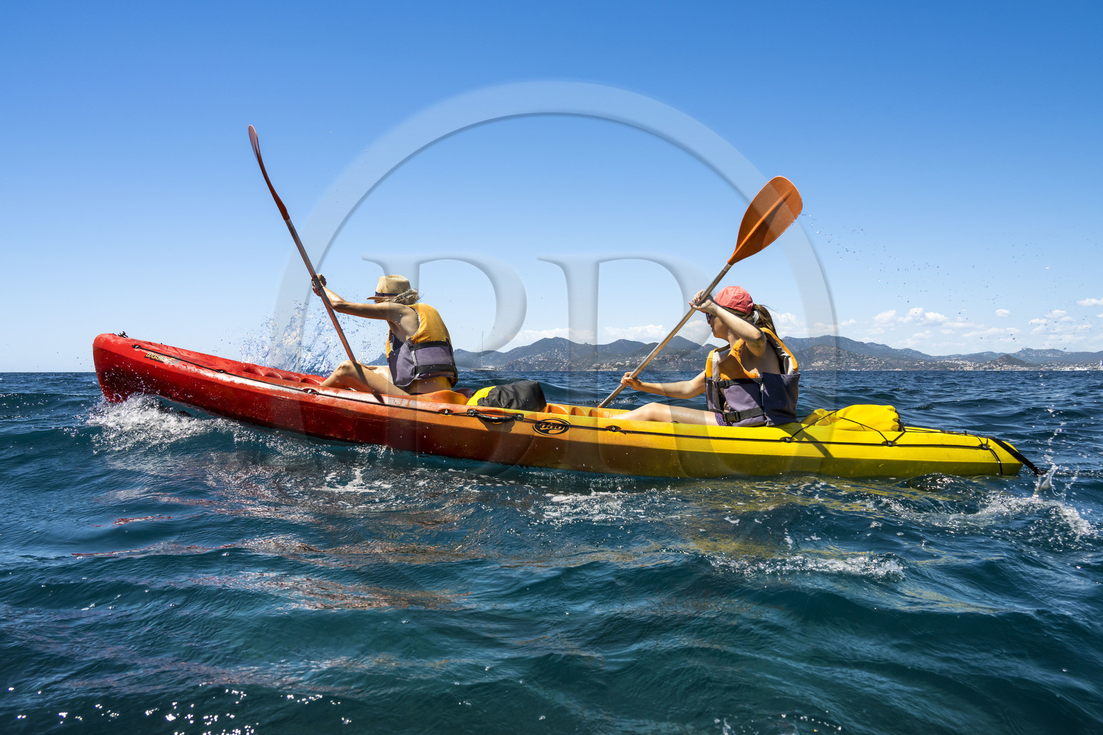 France, Alpes-Maritimes (06), Cannes, randonnée en kayak aux Iles de Lérins, passage entre le Cap de la Croisette et l'Ile Sainte-Marguerite, les montagnes de l'Esterel en arrière plan