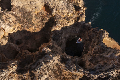 Portugal, Algarve, Lagos, découverte en bateau des grottes dans les falaises escarpées de la Ponta da Piedade (vue aérienne)