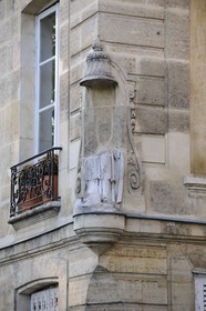 France, Paris (75), île Saint Louis, rue de la Femme sans Tête à l'angle du quai Bourbon