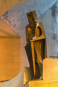 Espagne, Catalogne, Barcelone, quartier de l'Eixample, basilique de la Sagrada Familia de l'architecte du modernisme catalan Antoni Gaudi classée Patrimoine Mondial de l'UNESCO, la statue en bronze de Saint Georges (Sant Jordi) par le sculpteur Subirachs au centre de l'intérieur de la facade de la Gloire